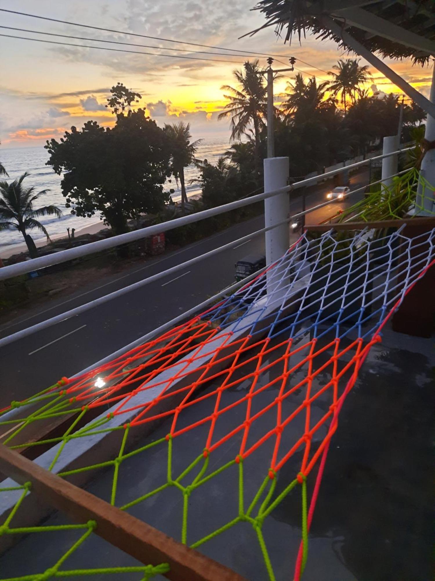 White Surfing Beach Resort Unawatuna Dış mekan fotoğraf