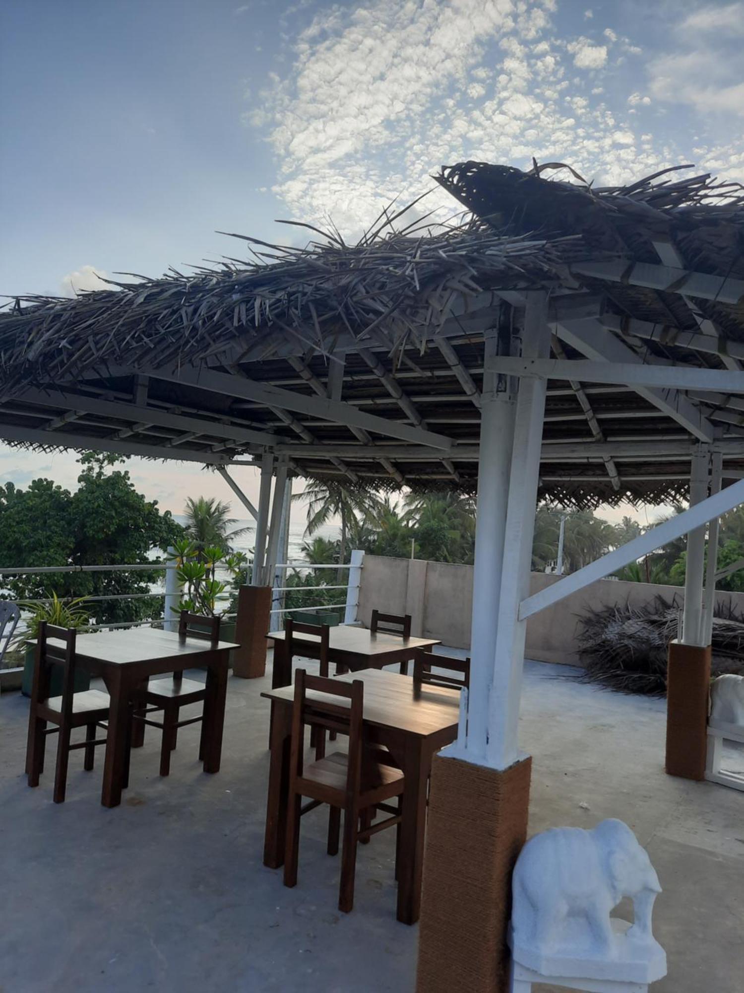 White Surfing Beach Resort Unawatuna Dış mekan fotoğraf