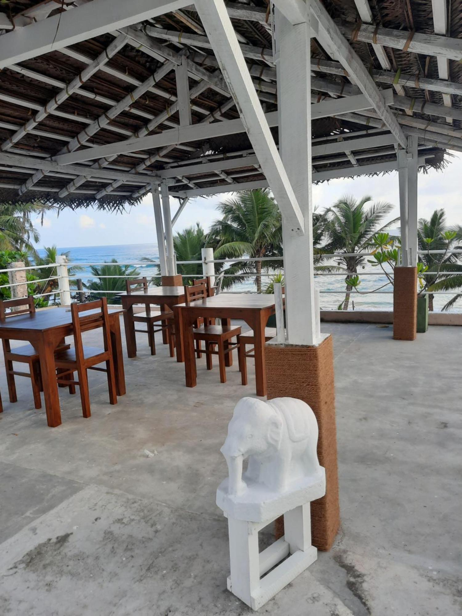 White Surfing Beach Resort Unawatuna Dış mekan fotoğraf