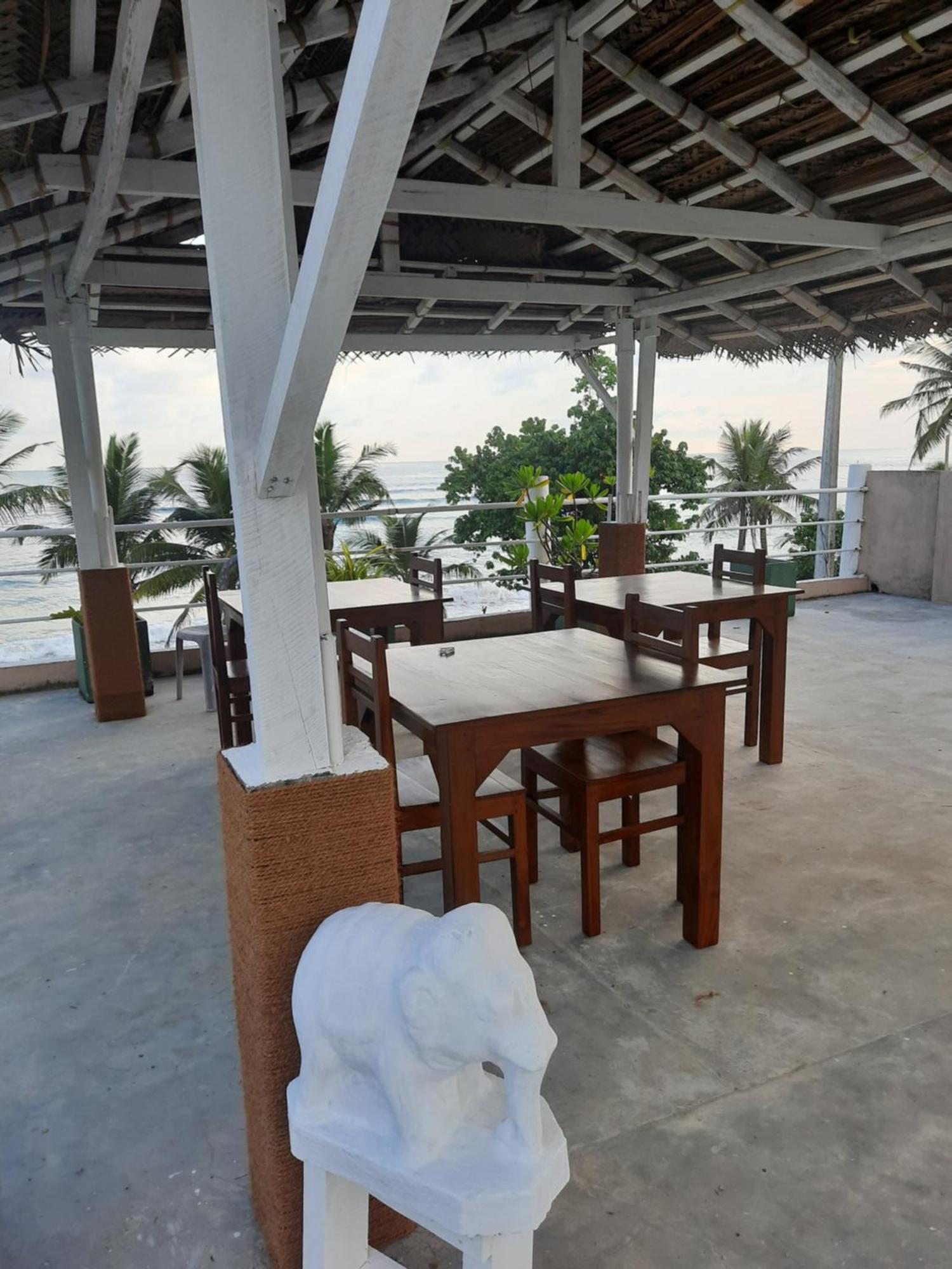 White Surfing Beach Resort Unawatuna Dış mekan fotoğraf