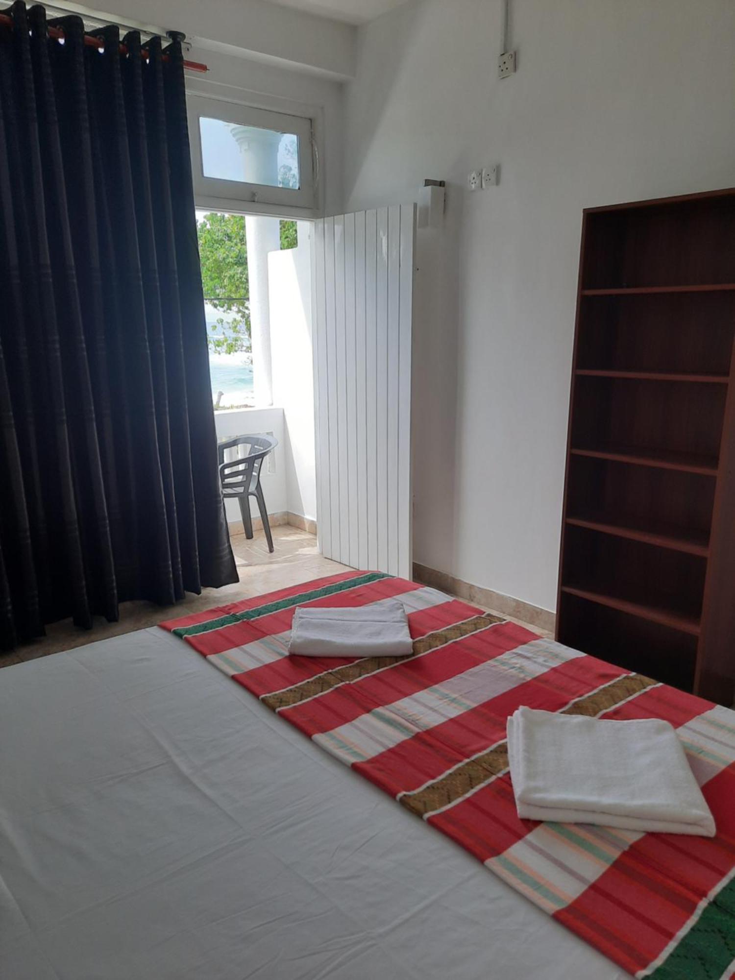 White Surfing Beach Resort Unawatuna Dış mekan fotoğraf