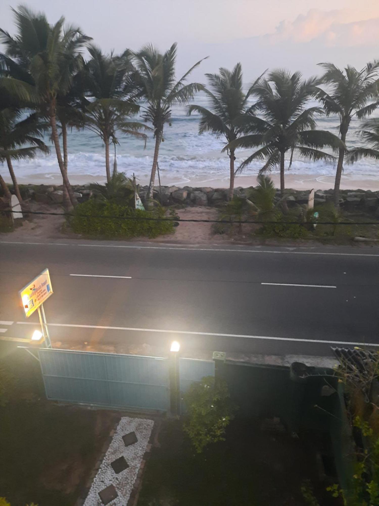 White Surfing Beach Resort Unawatuna Dış mekan fotoğraf