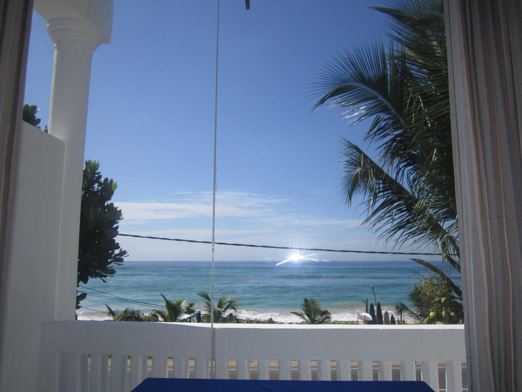 White Surfing Beach Resort Unawatuna Oda fotoğraf